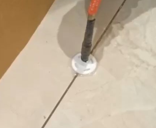 射阳瓷砖空鼓维修公司专业解答瓷砖在铺贴过程中，如果没有涂抹均匀到位的粘结材料（如水泥砂浆或瓷砖胶），可能会导致以下问题
