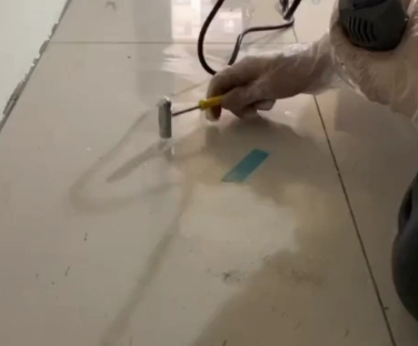 射阳瓷砖开裂维修公司专业分享瓷砖在铺贴前如果没有沥干水分，将会导致以下问题